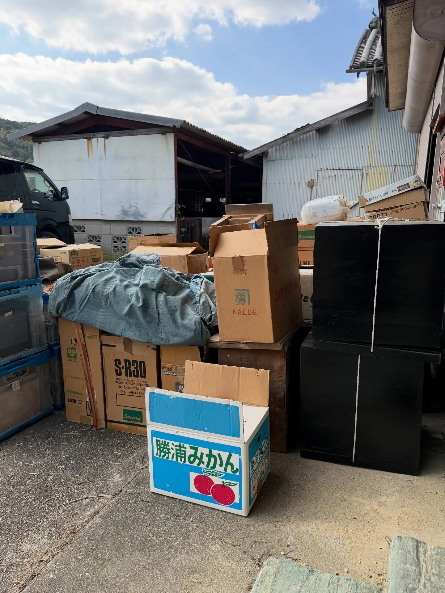 ハイエースと軽トラで乗り切らず夕方2トントラックに乗り換えて...